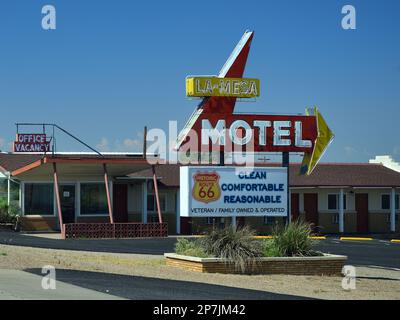 La Mesa Motel an der Route 66 in Santa Rosa, New Mexico. Klassisches Motelzeichen in Neonfarben aus den 50er oder 60er Jahren Stockfoto