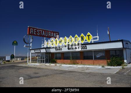 Verlassenes Restaurant an der Interstate 40 entlang der Old Historic Route 66 in Santa Rosa, New Mexico Stockfoto