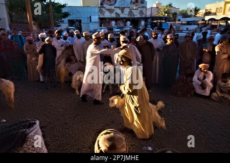 Szenen vom chaotischen Ziegenmarkt, Nizwa, Oman Stockfoto