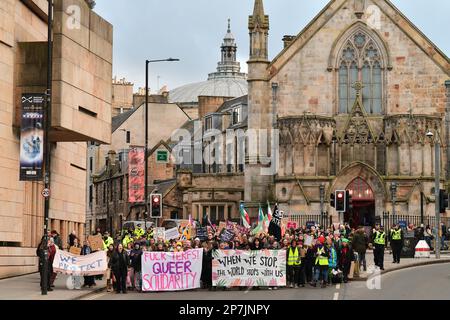 Edinburgh Scotland, Vereinigtes Königreich, 08. März 2023. März zum Internationalen Frauentag durch das Stadtzentrum. Live-Nachrichten von sst/alamy Stockfoto