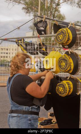 Frau, die vor einem Spiel im Centenario Stadion, Montevideo, Uruguay, Waren der Fußballmannschaft Peñarol verkaufte Stockfoto