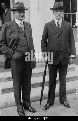 US-PRÄSIDENT HERBERT HOOVER (1874-1964) links mit seinem Außenminister Charles Hughes etwa 1921 Stockfoto