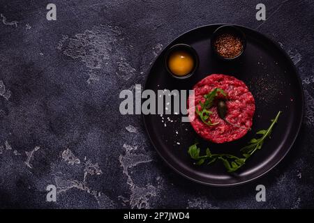 Frische Rindertartar mit leckerem Gemüse, Draufsicht. Stockfoto