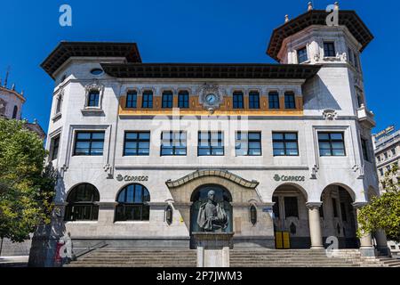 Postamt in Santander (Edificio de Correos), Gebäude im regionalistischen Bergstil mit zwei polygonalen Türmen. Santander, Kantabrien, Spanien. Stockfoto