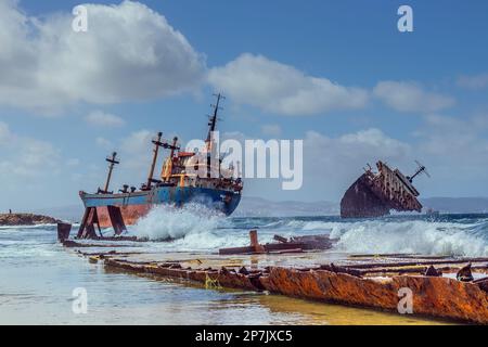 Ein togolesisches Schiff läuft auf Grund am Strand, Rimel, Bizerte, Tunesien Stockfoto