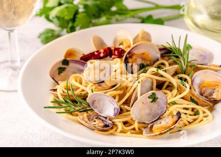 Meeresfrüchte-Pasta mit Muscheln Spaghetti alle Vongole auf hellem Hintergrund. Stockfoto