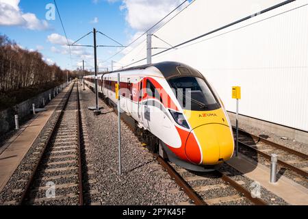 DONCASTER, GROSSBRITANNIEN - 7. MÄRZ 2023. Ein bimodaler Azuma-Intercity-Personenzug der Klasse 800 in LNER-Aufmachung im Hitachi-Wartungsdepot in Doncaster Stockfoto