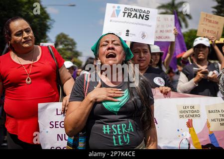 San Salvador, El Salvador. 08. März 2023. Eine Frau trägt ein T-Shirt zur Unterstützung des Rechts auf Abtreibung während einer Kundgebung am Internationalen Frauentag. In El Salvador sind Abtreibungen generell verboten und werden mit Freiheitsstrafen geahndet. Selbst Fehlgeburten werden mit drastischen Strafen geahndet. Kredit: Camilo Freedman/dpa/Alamy Live News Stockfoto