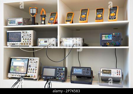 Elektronische Messgeräte für Voltmeter und Oszillografen im Geschäft Stockfoto