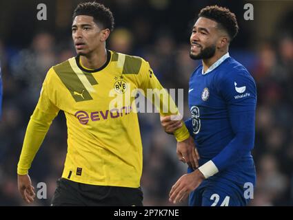 England, London, 07. März 2023 - Jude Bellingham von Borussia Dortmund und Reece James von Chelsea reagieren während der UEFA Champions League-Runde von 16 l. Stockfoto