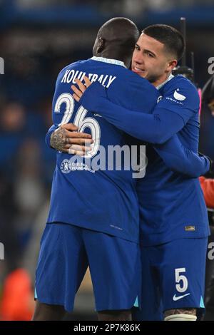 England, London, 07. März 2023 – Kalidou Koulibaly und Enzo Fernandez von Chelsea feiern nach dem Gewinn der UEFA Champions League-Runde mit 16 Teilchen tw Stockfoto