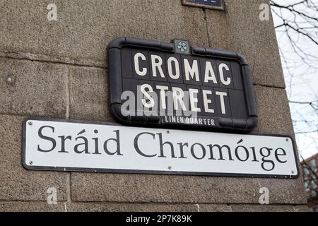 Zweisprachige Straßenschilder für die cromac-Straße im Leinenviertel, englische und irische Sprache, sraid chromoige Belfast Northern Ireland UK Stockfoto