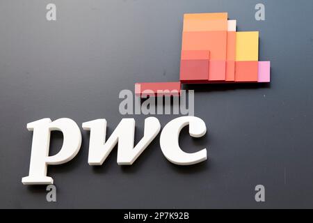 PWC-Preis waterhouse Coopers Firmenlogo auf Büros in Belfast Northern Ireland UK Stockfoto