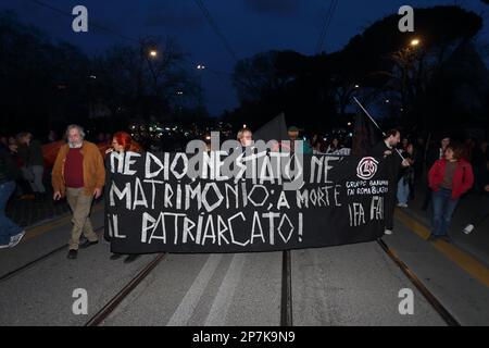 Rom, Italien. 08. März 2023. "Nicht eine weniger", die Demonstration für den Frauentag in der Hauptstadt. Rom, Italien. März 8. 2023. Kredit: antonio nardelli/Alamy Live News Kredit: antonio nardelli/Alamy Live News Stockfoto
