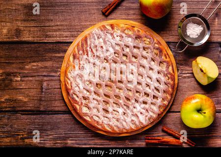 Hausgemachter Apfelkuchen mit Zimt auf Holzhintergrund. Draufsicht. Stockfoto
