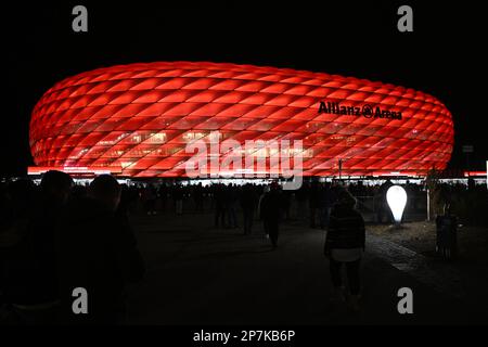 München, Deutschland. 08. März 2023. Fußball: Champions League, Bayern München - Paris Saint-Germain, K.O.-Runde, 16. Runde, zweite Beine, Allianz Arena: Das Stadion vor dem Spiel. Kredit: Sven Hoppe/dpa/Alamy Live News Stockfoto