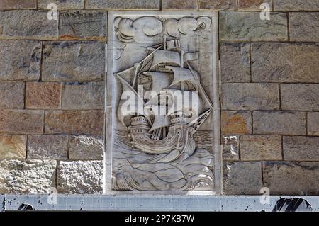 Architektonische Details aus der Fassade der Seaman's Bank for Savings in der 74 Wall Street im New Yorker Finanzviertel. Stockfoto