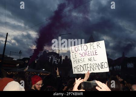 Rom, Italien. 08. März 2023. "Nicht eine weniger", die Demonstration für den Frauentag in der Hauptstadt. Rom, Italien. März 8. 2023. Kredit: antonio nardelli/Alamy Live News Kredit: antonio nardelli/Alamy Live News Stockfoto