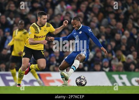 England, London, 07. März 2023 - Raphael Guerreiro von BVB Borussia Dortmund und Raheem Sterling von Chelsea während der UEFA Champions League-Runde 1 Stockfoto