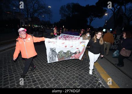 Rom, Italien. 08. März 2023. "Nicht eine weniger", die Demonstration für den Frauentag in der Hauptstadt. Rom, Italien. März 8. 2023. Kredit: antonio nardelli/Alamy Live News Kredit: antonio nardelli/Alamy Live News Stockfoto
