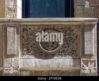 Detail, geschnitzte Steinspandrel von der Seaman's Bank for Savings in der 74 Wall Street im New Yorker Finanzdistrikt. Stockfoto