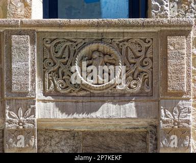 Detail, geschnitzte Steinspandrel von der Seaman's Bank for Savings in der 74 Wall Street im New Yorker Finanzdistrikt. Stockfoto