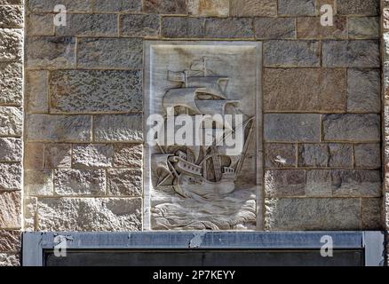 Architektonische Details aus der Fassade der Seaman's Bank for Savings in der 74 Wall Street im New Yorker Finanzviertel. Stockfoto
