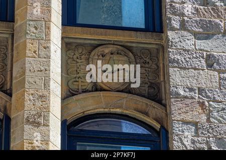 Architektonische Details aus der Fassade der Seaman's Bank for Savings in der 74 Wall Street im New Yorker Finanzviertel. Stockfoto