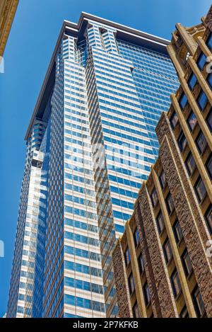 Wände und Säulen mit Stein- und Glasvorhängen betonen die vertikale Lage an der Wall Street 60, dem ehemaligen Gebäude der Deutschen Bank im Finanzviertel von New York City. Stockfoto