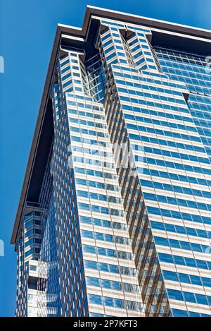 Wände und Säulen mit Stein- und Glasvorhängen betonen die vertikale Lage an der Wall Street 60, dem ehemaligen Gebäude der Deutschen Bank im Finanzviertel von New York City. Stockfoto