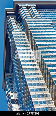 Wände und Säulen mit Stein- und Glasvorhängen betonen die vertikale Lage an der Wall Street 60, dem ehemaligen Gebäude der Deutschen Bank im Finanzviertel von New York City. Stockfoto