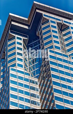 Wände und Säulen mit Stein- und Glasvorhängen betonen die vertikale Lage an der Wall Street 60, dem ehemaligen Gebäude der Deutschen Bank im Finanzviertel von New York City. Stockfoto