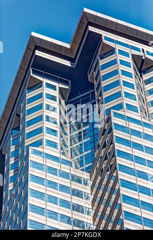 Wände und Säulen mit Stein- und Glasvorhängen betonen die vertikale Lage an der Wall Street 60, dem ehemaligen Gebäude der Deutschen Bank im Finanzviertel von New York City. Stockfoto