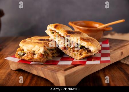 Torta de Suadero. Torta in Mexiko ist eine Art Sandwich, das in der Regel aus einem Brot namens Telera hergestellt wird. Suadero, gebratenes und Hackfleisch ist weit verbreitet Stockfoto