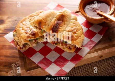 Torta de Suadero. Torta in Mexiko ist eine Art Sandwich, das in der Regel aus einem Brot namens Telera hergestellt wird. Suadero, gebratenes und Hackfleisch ist weit verbreitet Stockfoto