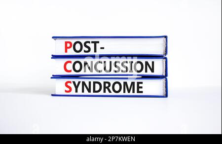 PCS-Postconcussion-Syndrom-Symbol. Konzeptbegriffe PCS-Postconcussion-Syndrom auf Büchern auf einem schönen weißen Tischweißhintergrund. Medizinische PCS Post Stockfoto