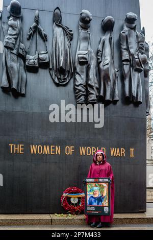 Britisch-iranische Frauenprotestantin von den Frauen des Zweiten Weltkriegs am Internationalen Frauentag. Stockfoto