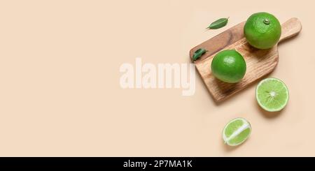 Holzbrett mit reifen Bergamottfrüchten auf beigefarbenem Hintergrund mit Platz für Text Stockfoto