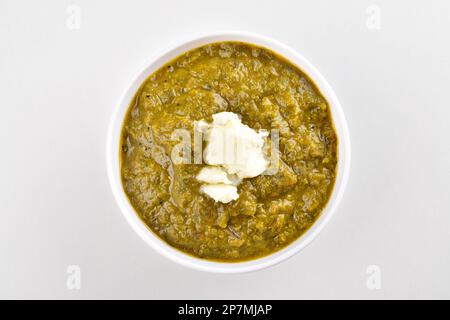 Draufsicht auf Sarso ka saag mit Makhan isoliert auf weißem Hintergrund Stockfoto