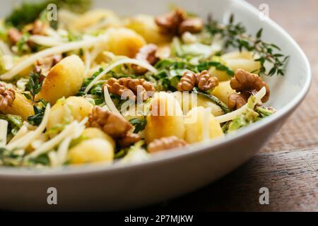 Hausgemachte Gnocchi mit Savoy-Kohl und Walnüssen Stockfoto