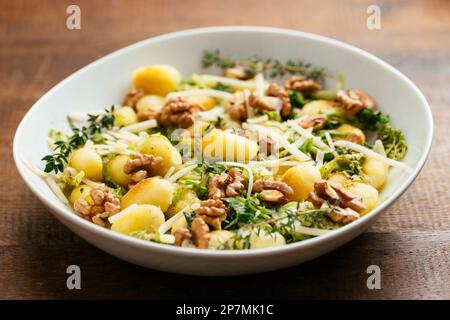 Hausgemachte Gnocchi mit Savoy-Kohl und Walnüssen Stockfoto