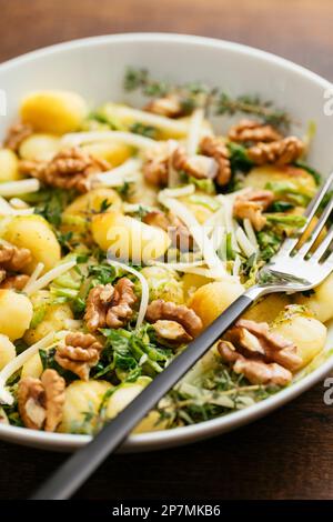 Hausgemachte Gnocchi mit Savoy-Kohl und Walnüssen Stockfoto