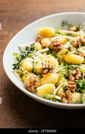 Hausgemachte Gnocchi mit Savoy-Kohl und Walnüssen Stockfoto
