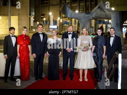 BRATISLAVA - König Willem-Alexander und Königin Maxima posieren mit Präsidentin Zuzana Caputov‡ (4. l) und ihrer Familie für ein Foto vor der Gegenaufführung im slowakischen Nationaltheater am zweiten Tag des dreitägigen Staatsbesuchs in der Slowakei. ANP REMKO DE WAAL niederlande raus - belgien raus Stockfoto