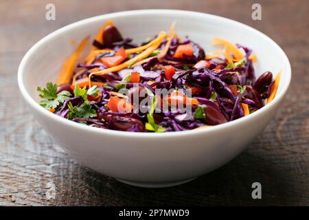 Hausgemachte Kidney Bean und Purple Cabbage Salat mit Karotten und roter Paprika. Stockfoto