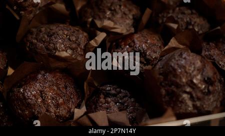 Frisch gebackene gesunde Muffins auf der Theke im Geschäft. Einkaufen im Supermarkt. Konzept des Lebensmittelverkaufs Stockfoto