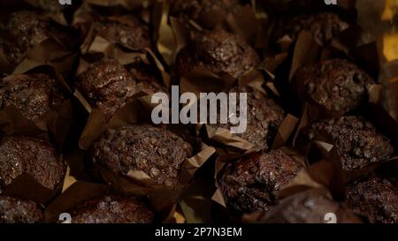 Frisch gebackene gesunde Muffins auf der Theke im Geschäft. Einkaufen im Supermarkt. Konzept des Lebensmittelverkaufs Stockfoto