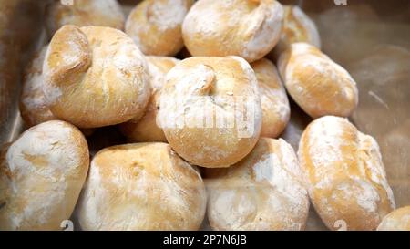 Frisches Brot auf den Regalen der Bäckerei im Supermarkt. Einkaufen im Supermarkt. Konzept des Verkaufs von Lebensmitteln Stockfoto