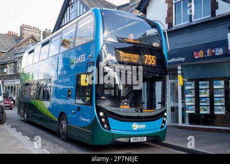 07.03.2023 Windermere, Cumbria, Großbritannien. Die Erkundung des Lake District mit dem Bus ist einfach, entspannen Sie sich, machen Sie eine Pause von der Fahrt und erkunden Sie die ruhigen Gewässer Stockfoto