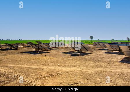 Sonnenkollektoren in der Thar Wüste Stockfoto